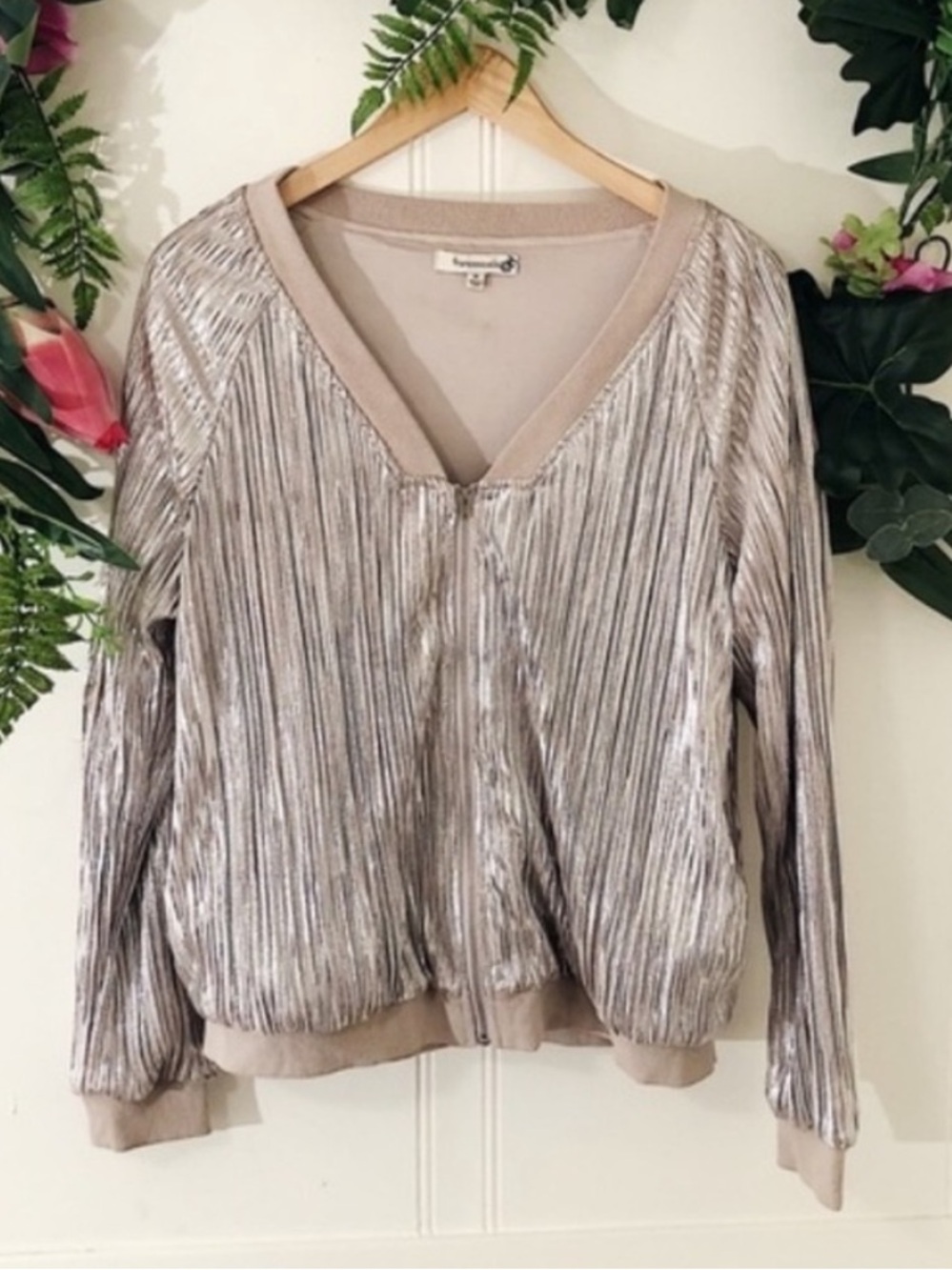 Francesca’s Metallic Pleated Bomber Jacket – Size Medium - Picture 3 of 3
